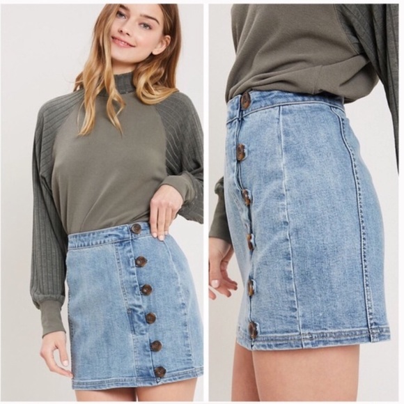 Dresses & Skirts - NWT Side Button Denim Skirt